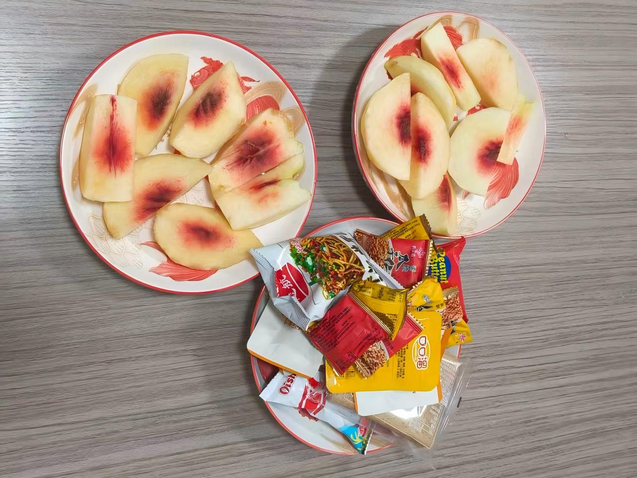 Odpoledne broskve a občerstvení