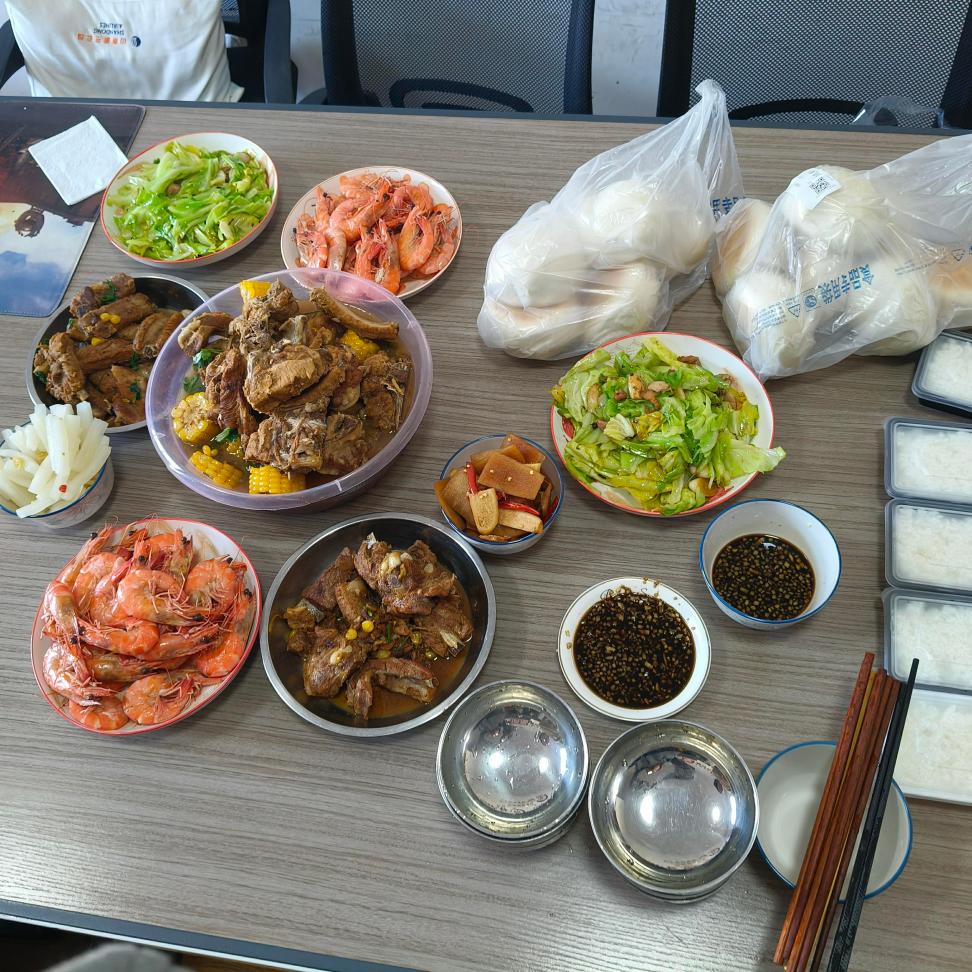 Šéfové vaří oběd pro každého!