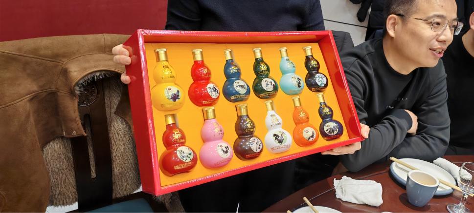 Zemeijia vítá rok koně každoroční týmovou oslavou