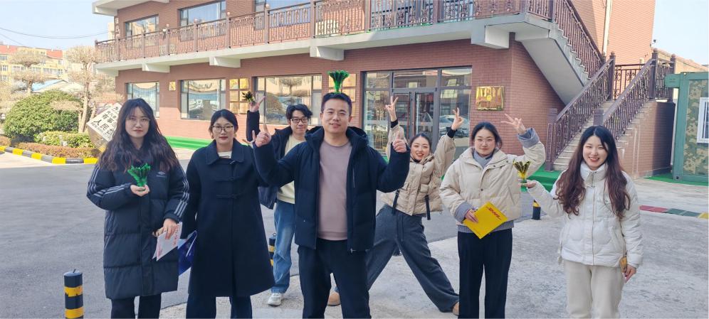 Zemeijia Živá aktivita při kopání míčkem.