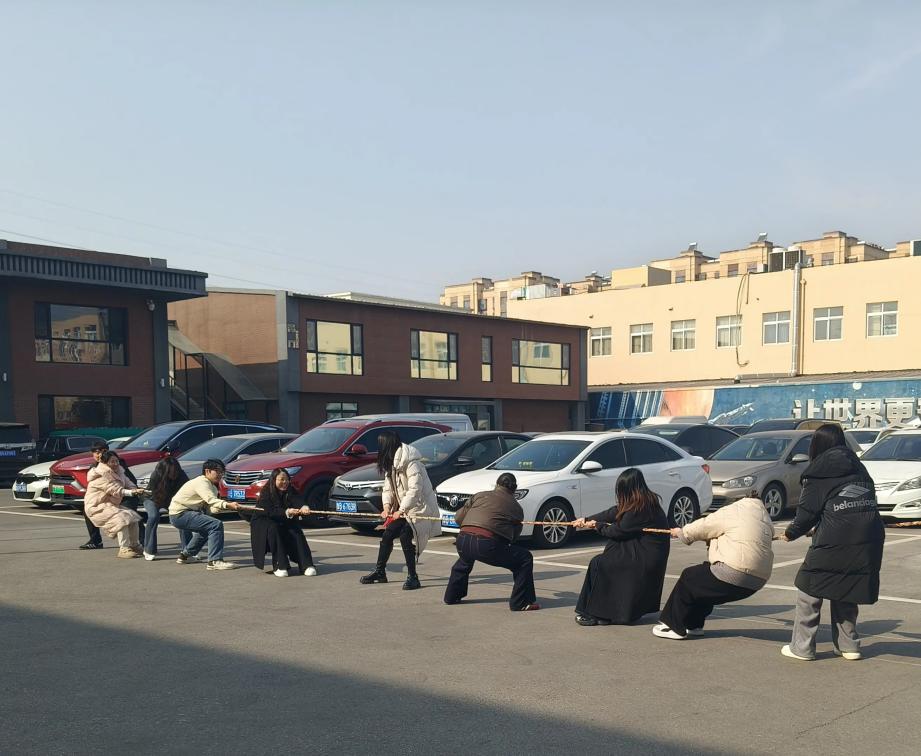 Polední přetahování a skákání přes švihadlo na Zemeijia