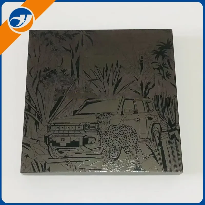 Matná embossovaná černá dárková krabička